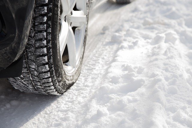 Quels pneus poser sur votre voiture en hiver ?